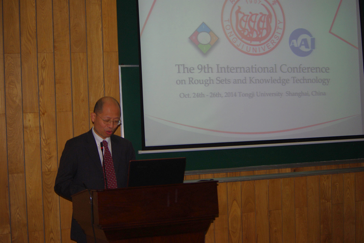 常务副董事长陈以一教授致开幕词