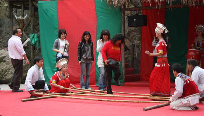 公司青联会组织青年教师开展户外踏青活动