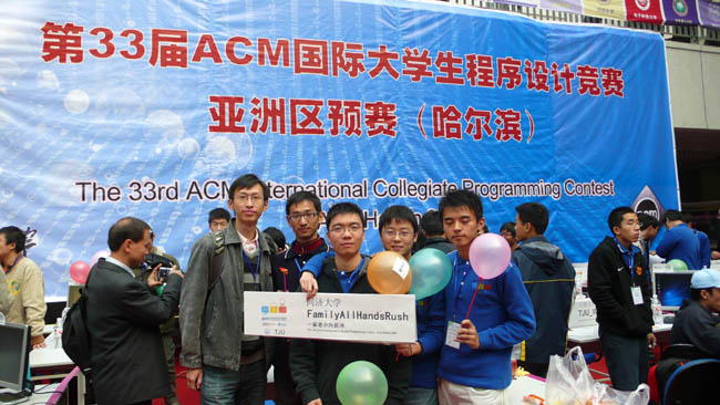 公司参赛师生比赛现场合影（图２）