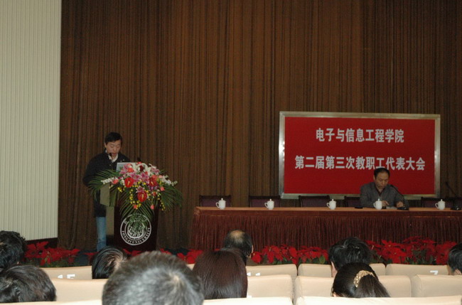 “副经理刘富强介绍学院科研政策