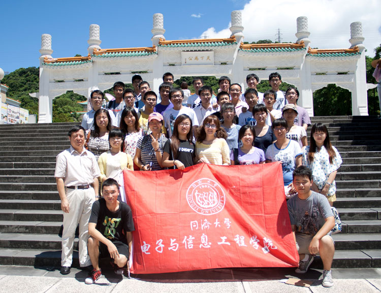 公司师生于台北的故宫博物院合影