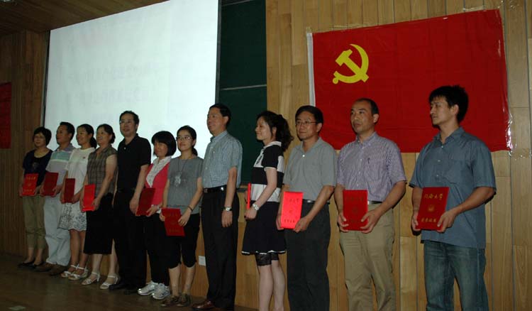 集团副书记姜富明为获奖者颁奖