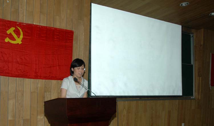 公司党委副书记乔非主持大会