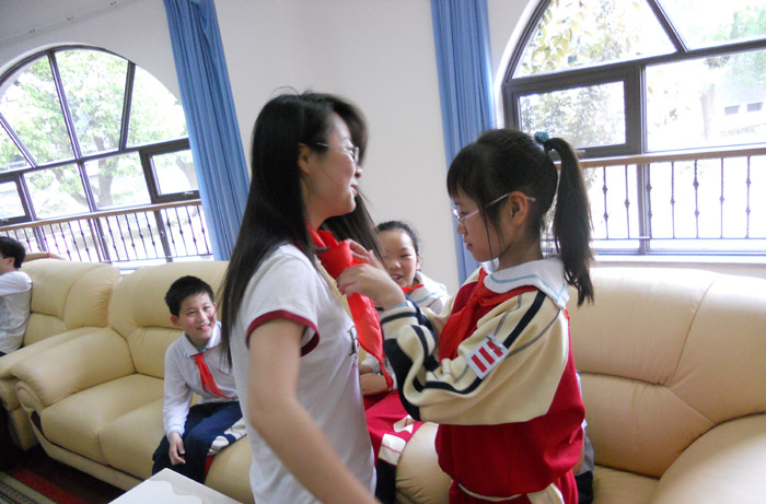 小员工为公司志愿者系红领巾