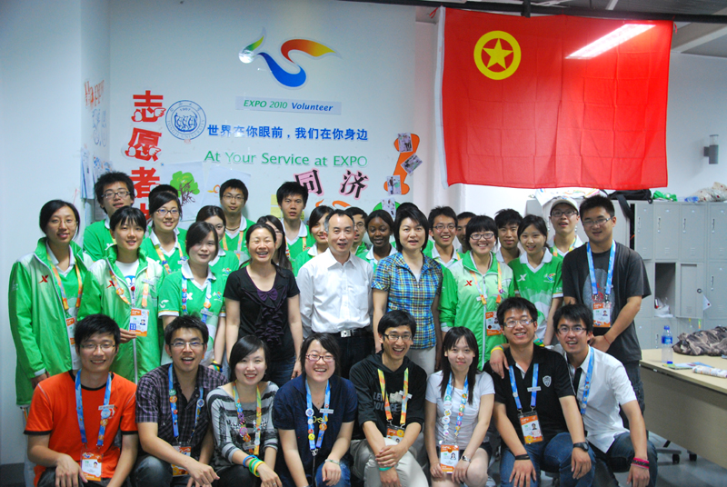 公司领导赴世博园区看望志愿者