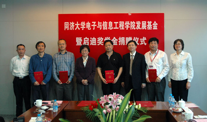 领导与获得特别贡献奖员工合影1