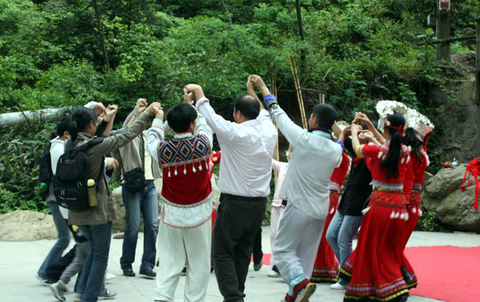 公司青联会组织青年教师开展户外踏青活动