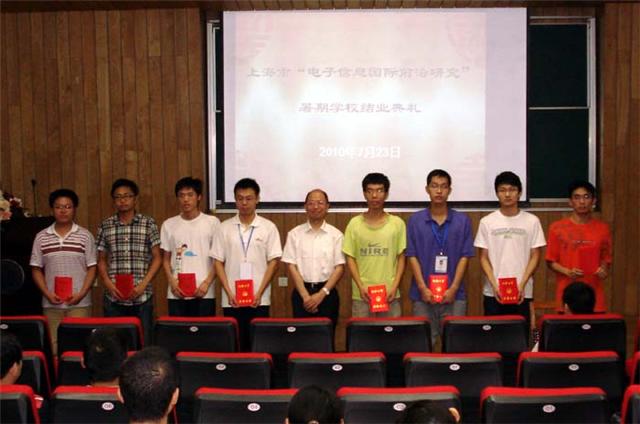 陈以一副董事长为优秀学员颁发荣誉证书