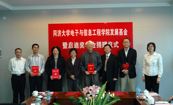 领导与获得特别贡献奖员工合影2