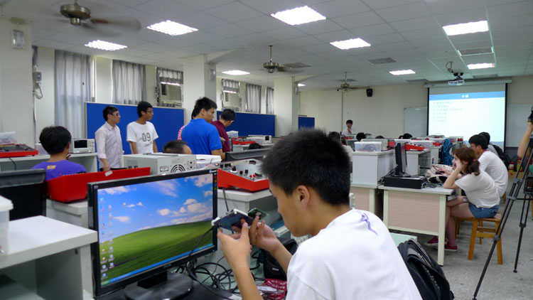 公司员工在逢甲大学参加“手动实验”