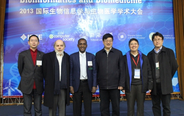 大会组织委员会主席合影(左起李国正、Geoff McLachlan、Habtom Ressom、刘保延、Xiaohua Hu、Illhoi Yoo)