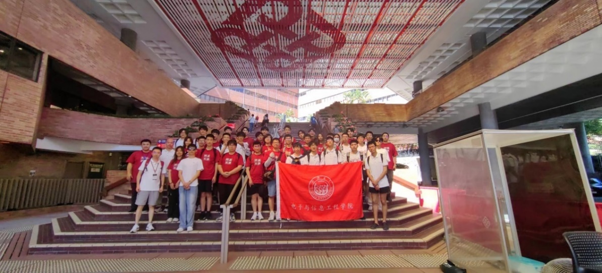 图片包含 室内, 桌子, 游戏机, 建筑描述已自动生成 图片包含 室内, 桌子, 游戏机, 建筑描述已自动生成