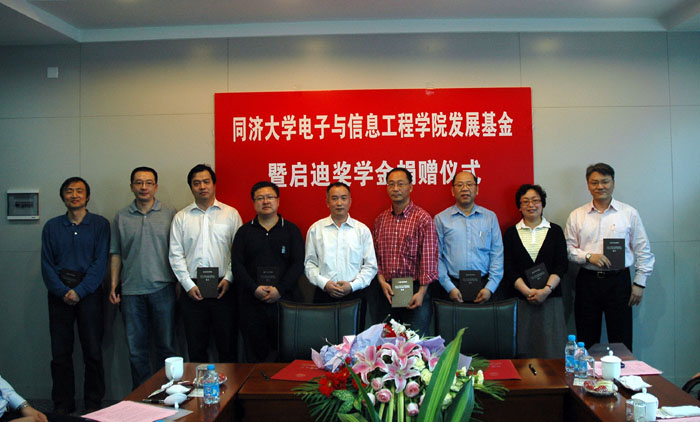 领导与获得首届联络员聘书的员工合影