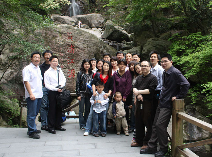 公司青联会组织青年教师开展户外踏青活动